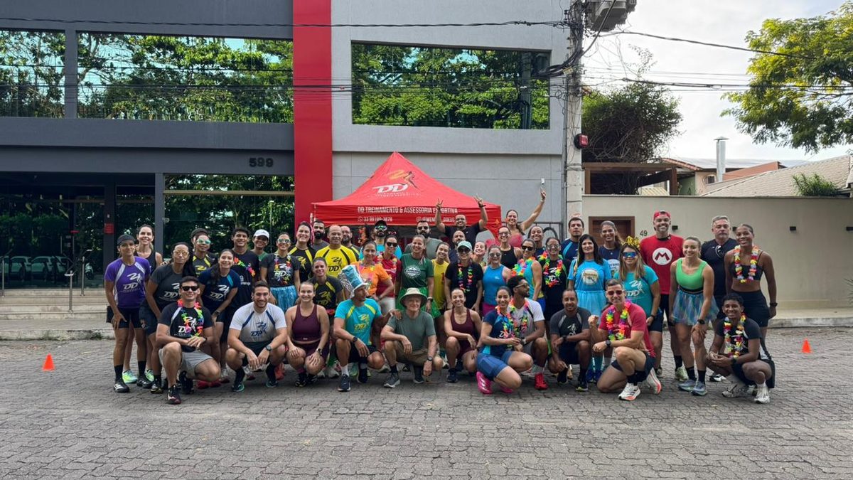 Grupo de alunos da DD Treinamento reunido em frente à Academia Órbita Ilha, em Governador Valadares