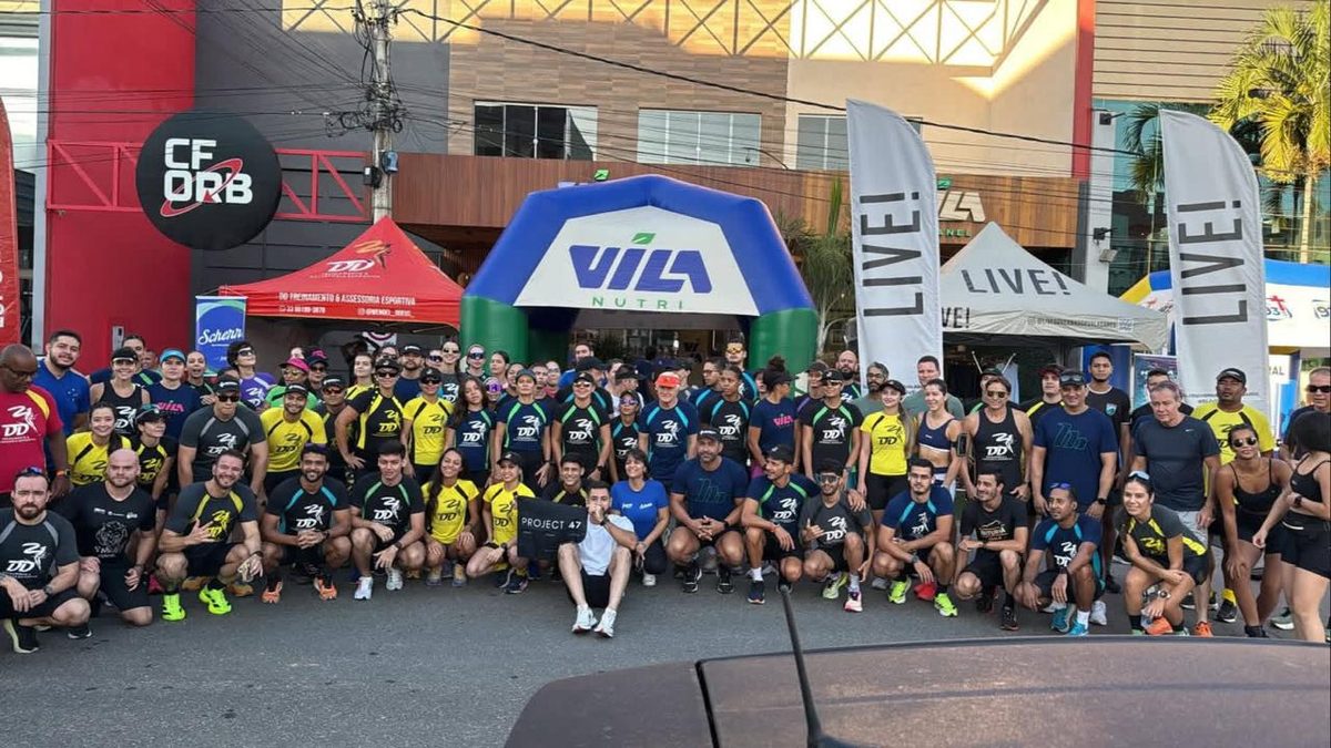 Grupo de alunos da DD Treinamento reunido no ponto de encontro da Lagoa Santa, em Governador Valadares