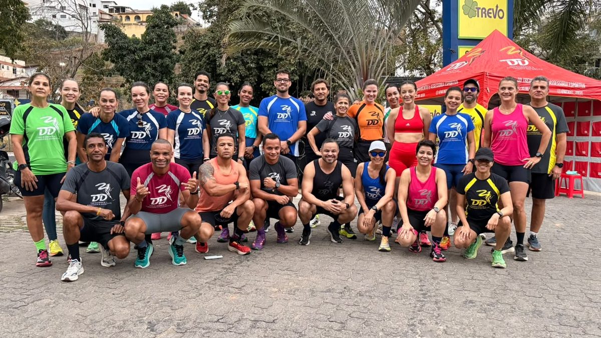 Grupo de alunos da DD Treinamento reunido no Posto do Trevo, em Teófilo Otoni