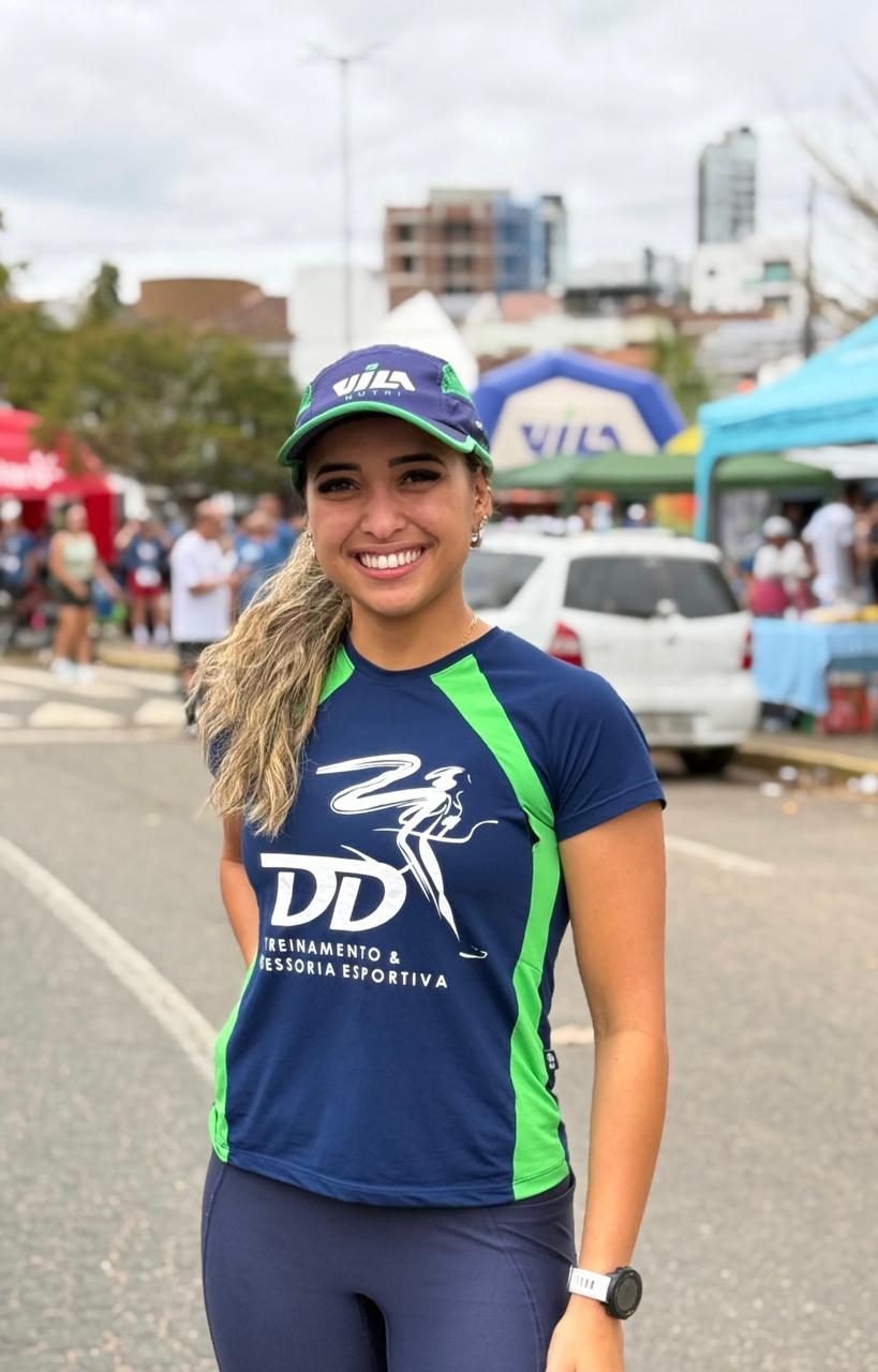 Alice Mara, atendimento da DD Treinamento, com a camisa da equipe