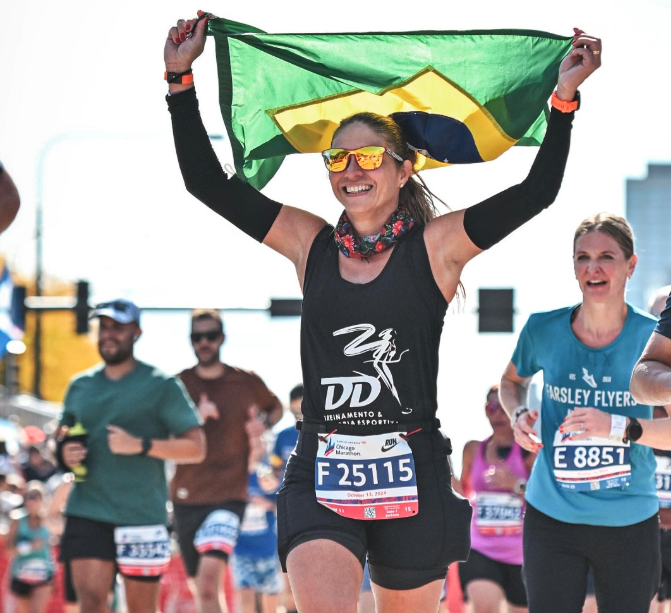 Atleta da DD comemorando uma conquista com a bandeira do Brasil
