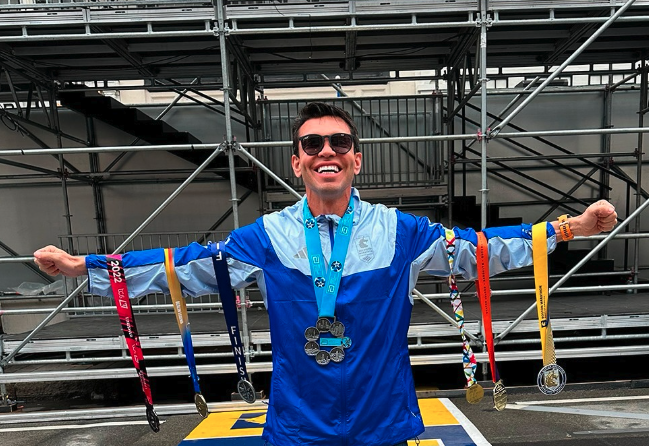 Sandro Heringer exibindo suas medalhas de maratona