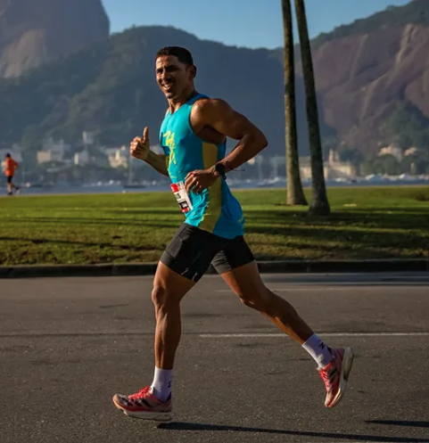 Atleta correndo durante uma maratona